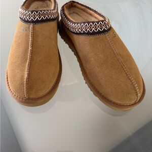 UGG Women's 39/8 TASMAN SAND SLIPPERS